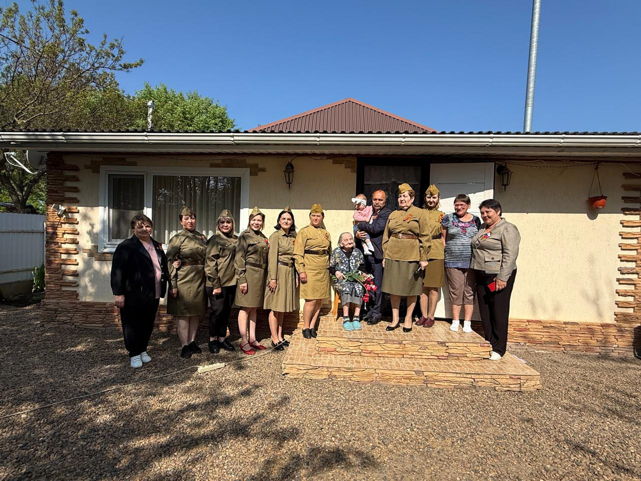 Индивидуальная  акция- поздравление "Славим подвиг трудовой"